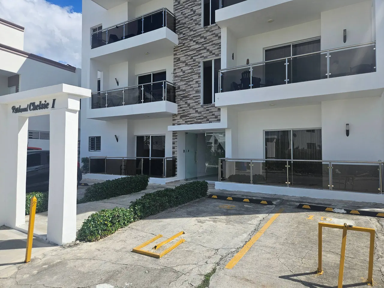 Chelsie: Exterior