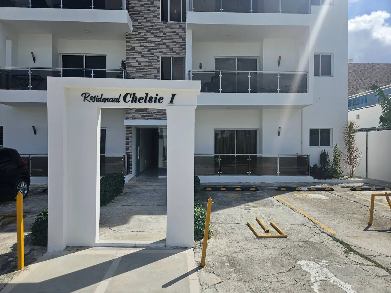 Chelsie: Exterior