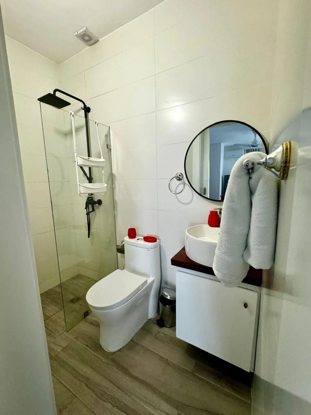 Estudio con piscina y gimnasio: Baños