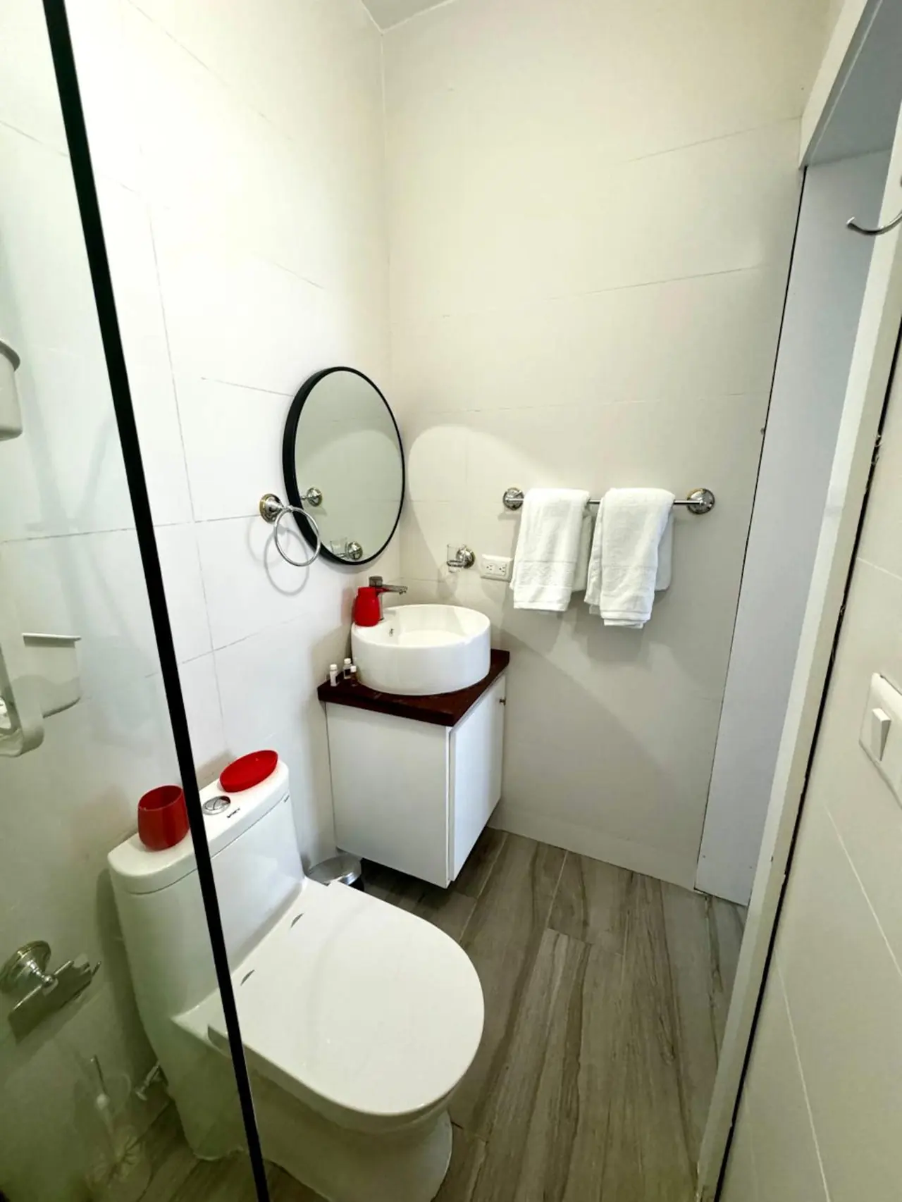 Estudio con piscina y gimnasio: Baños