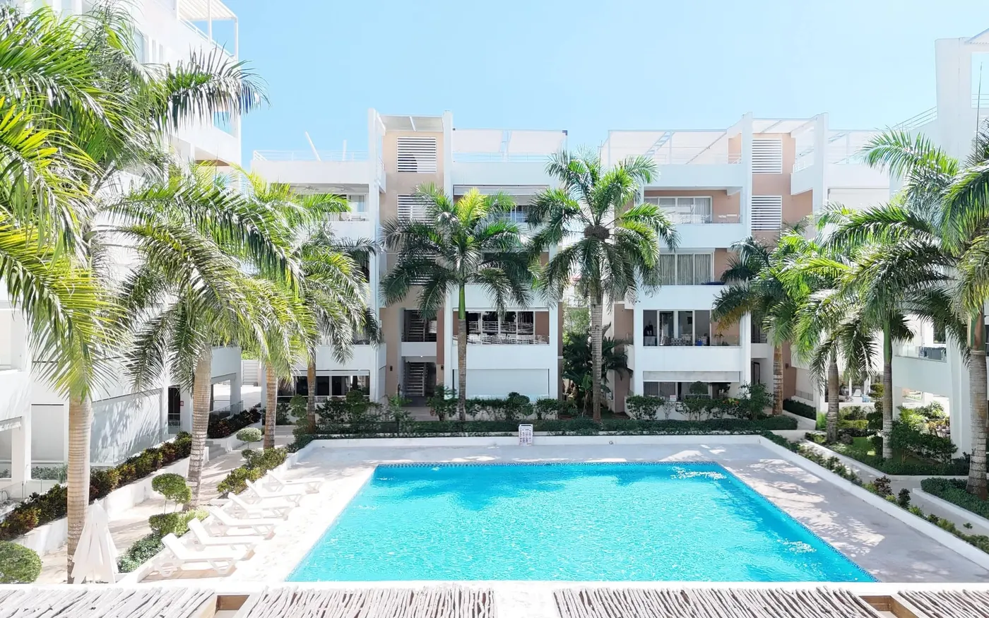 Estudio con piscina y gimnasio
