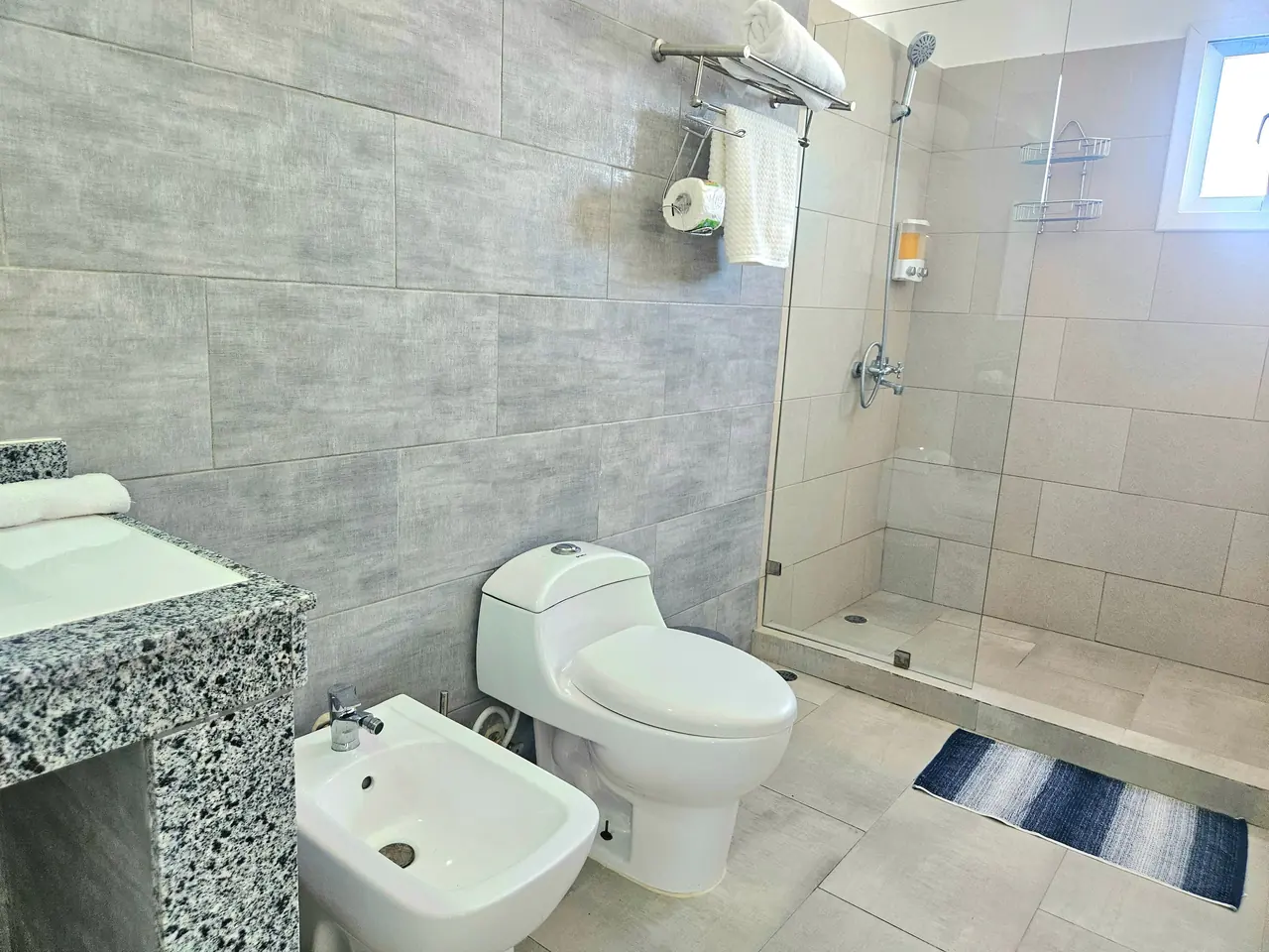 Villa con piscina privada: Baños