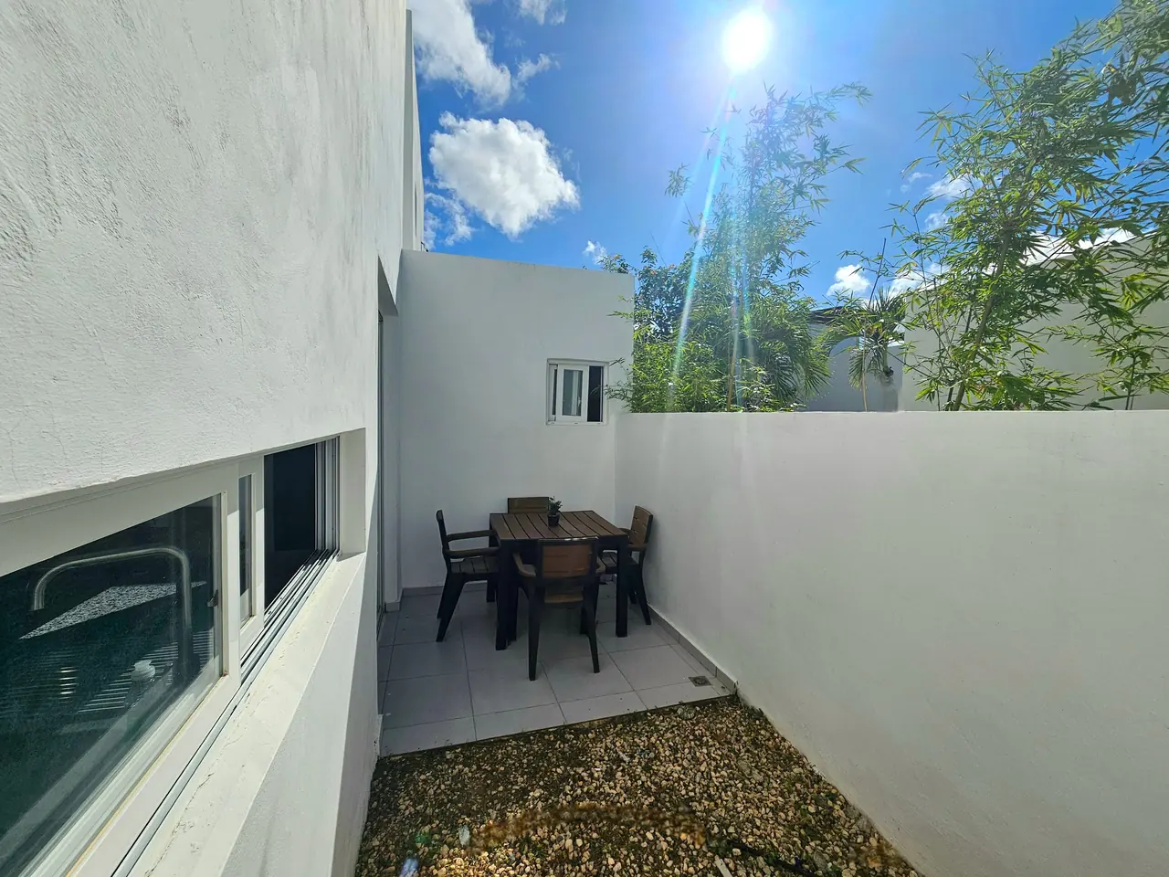 Villa con piscina privada: Balcón